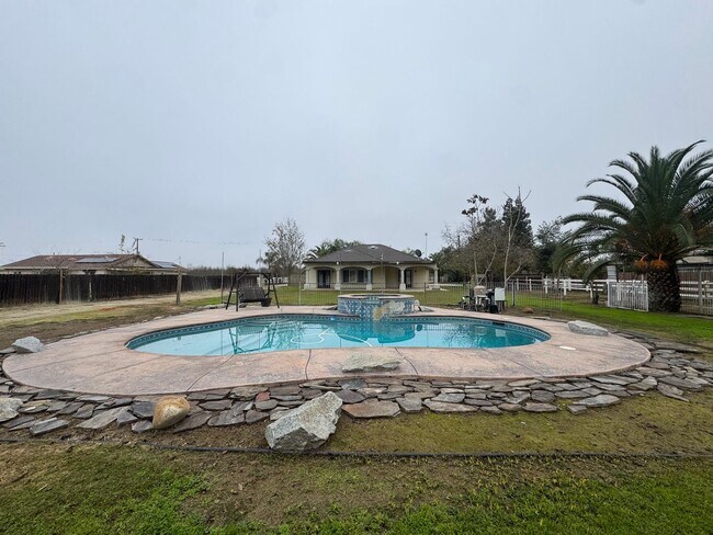 Building Photo - Spacious home with a pool! MOVE IN SPECIAL
