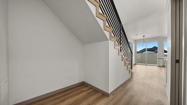 Building Photo - 353 Toms Cyn Dr