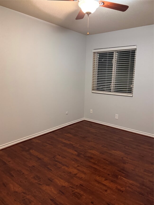 Building Photo - 732 Memorial Mews St