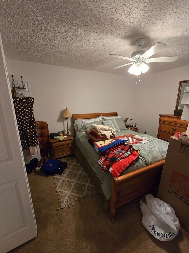 Building Photo - 4 bedrooms, 2 bathrooms, 2 car garage