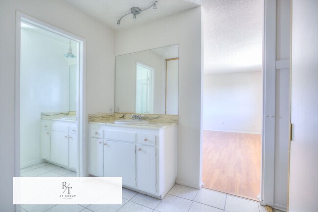 Building Photo - Spacious 2-Bedroom, 2-Bathroom Unit in Prime Monterey Park