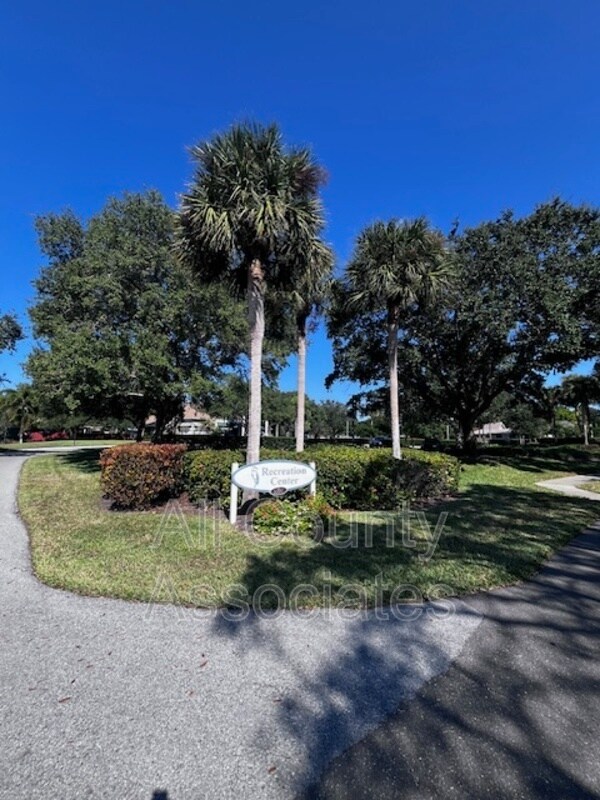 Building Photo - 1007 S Pointe Alexis Dr