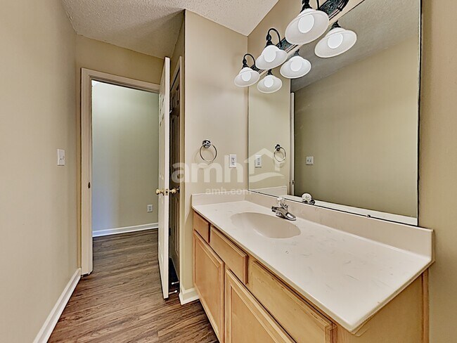 Building Photo - 9289 Oakengate Cove