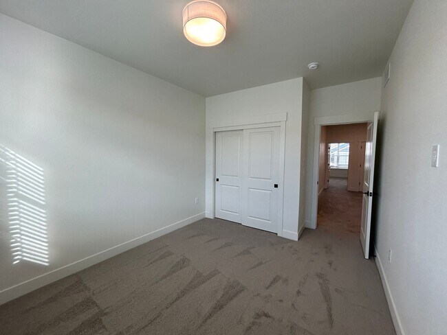 Building Photo - Stylish New Home Surrounded by Greenbelts and Outdoor Recreation