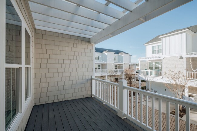 Building Photo - 3BD/3.5BA Immaculate Condo at the Oceanfront!