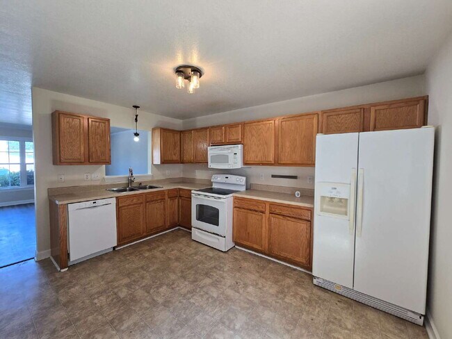 Building Photo - "Charming 2-Bed Townhouse Retreat on Streamwood Drive – Perfect Balance of Comfort and Convenience!"