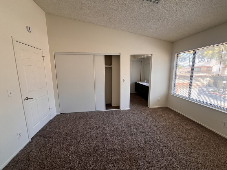 Building Photo - 2448 Pickwick Dr