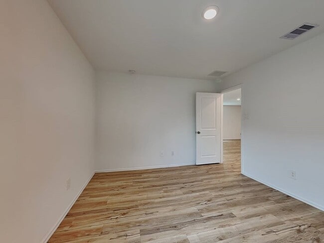 Building Photo - 18714 Mercer Fls Dr