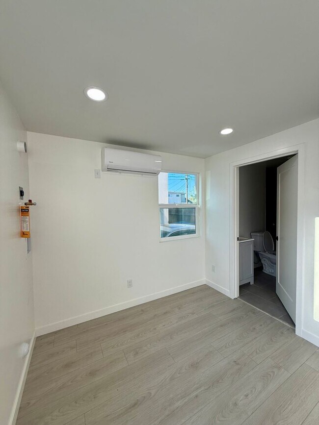 Building Photo - 845 W 76th St