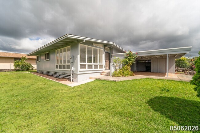 Building Photo - Available Now! 3 BD / 1.5 BA / 2 carport parking in Wahiawa