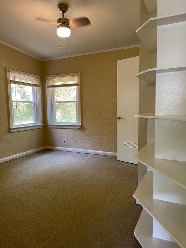 Building Photo - Two Bedroom One Bath in Normaltown