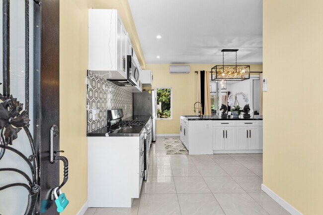 Building Photo - 17812 Parthenia St