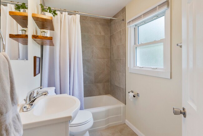 Building Photo - 160 Beecher St