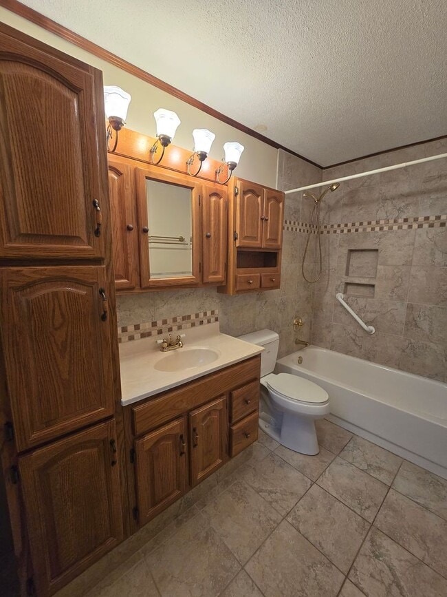 Building Photo - New Listing!!
