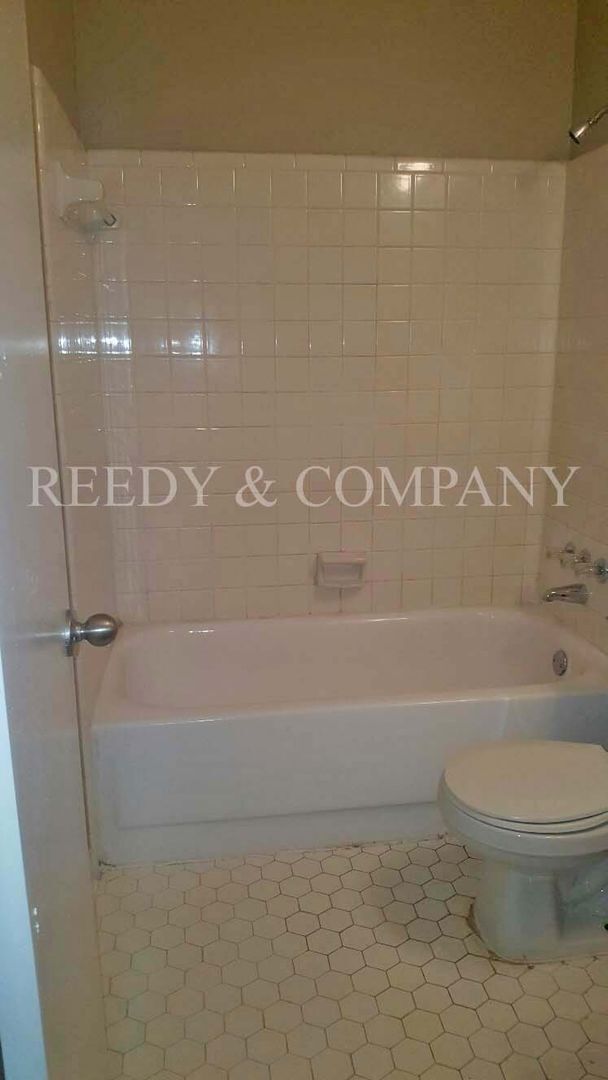 Building Photo - 4225 Arrowhead Rd