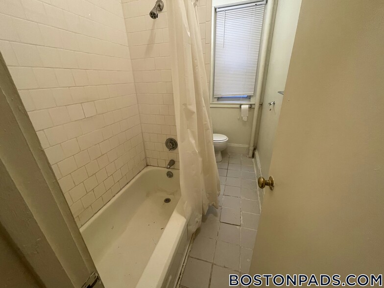 Building Photo - 51 Queensberry St