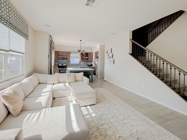 Building Photo - EXQUISITE 2 BEDROOM TOWNHOME IN THE HEART ...