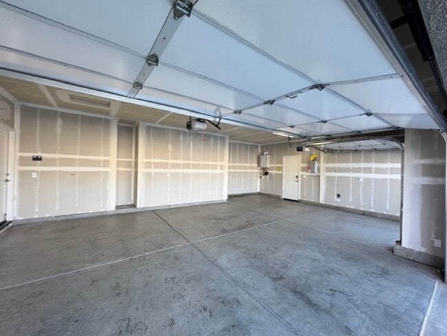 Building Photo - Beautiful 4-Bedroom Home in the Wyndham Es...