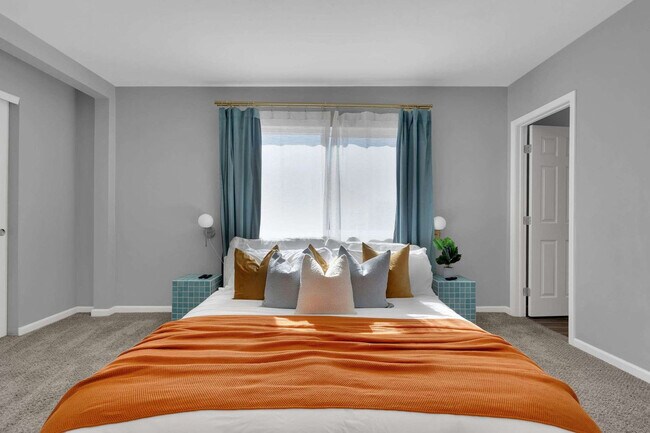 Building Photo - 6240 E River Rd