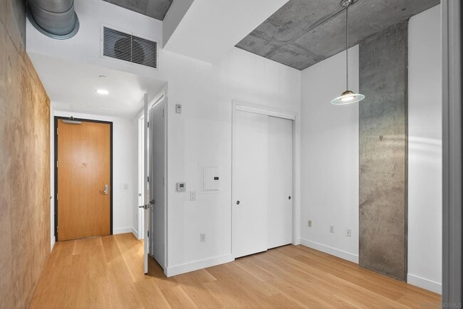 Building Photo - 1025 Island Ave