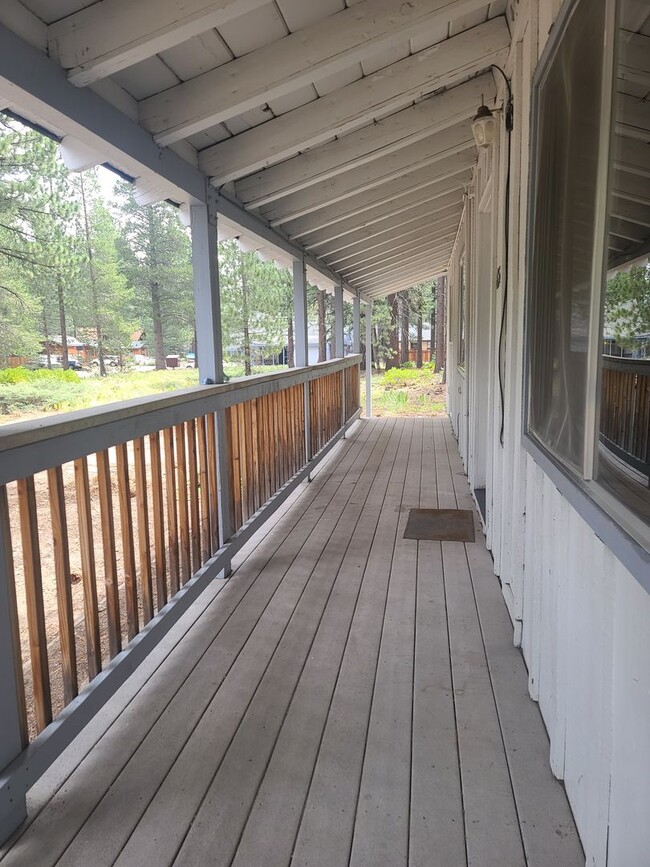 Building Photo - One level cabin in a quiet neighborhood