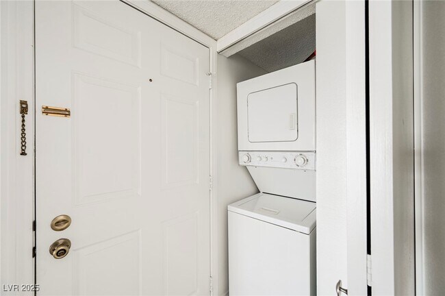 Building Photo - 3823 S Maryland Pkwy