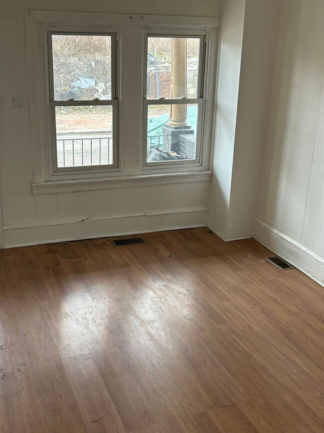 Building Photo - 409 Winslow St