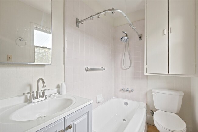 Building Photo - 607 Hacienda Dr