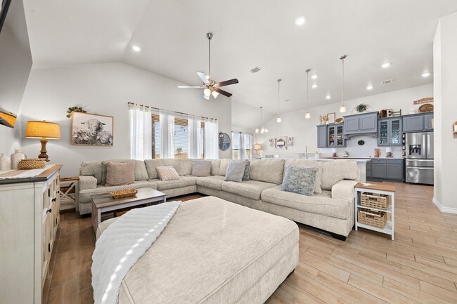 Building Photo - Upscale Living!