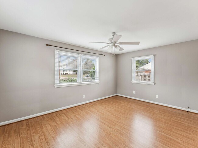 Building Photo - Easy one level living on a 1/3 acre corner lot!