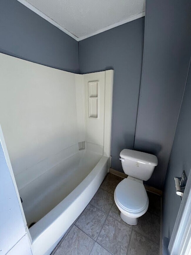 Building Photo - 3 Bedroom 1 Bathroom Home Rent Ready