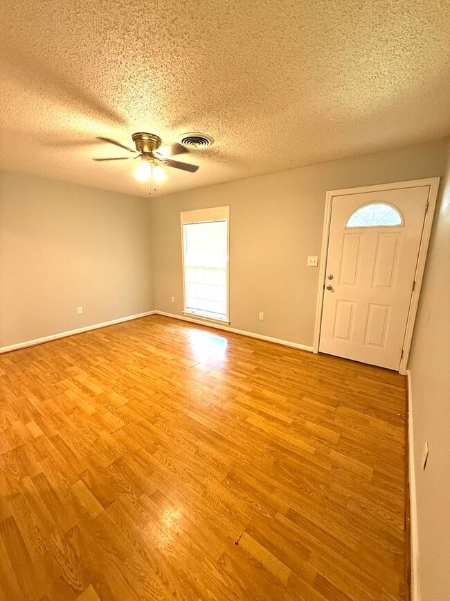 Building Photo - ** 3 Bed 2 Bath located off Eastern Blvd ** call (334) 366-9198 for a self showing