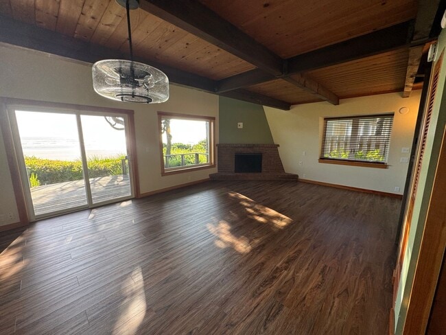 Building Photo - Beautiful Ocean Front Home in Seal Rock!