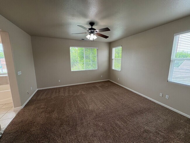 Building Photo - Spacious NW Visalia home Near Shopping Center Available Now!