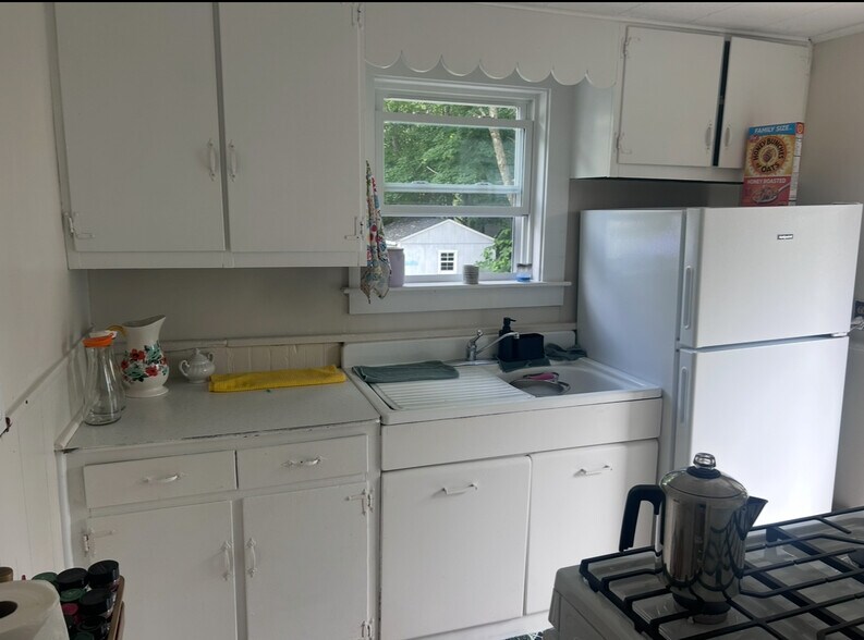 Kitchen - 17 Cottage St