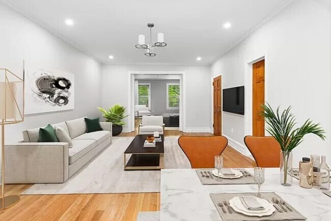 Building Photo - Newly Renovated 3 Bedroom with Washer /Dryer & Private yard
