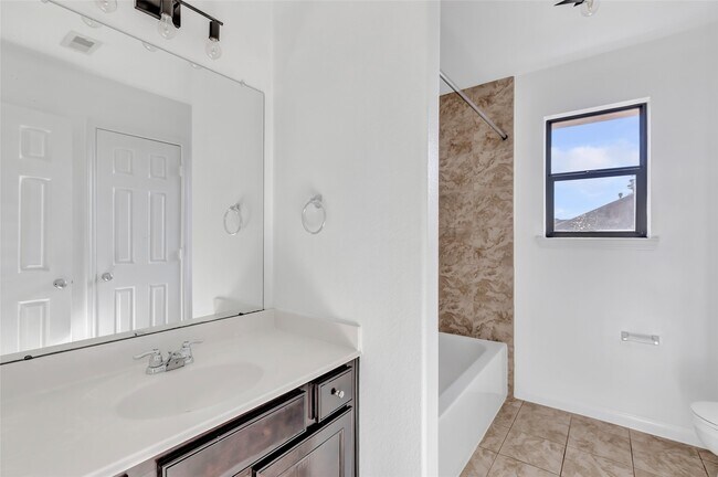 Building Photo - 16942 Lake Willowby Ln