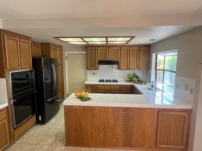 Building Photo - 4 Bedroom Home with 3- Car Garage in Hercules