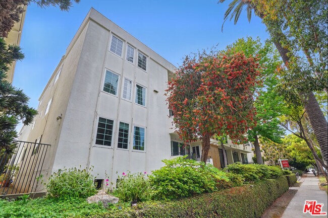 Building Photo - 930 3rd St