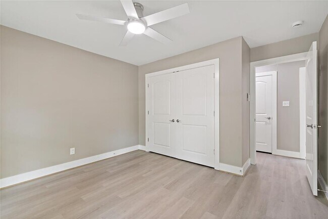 Building Photo - 214 Whispering Oaks Dr