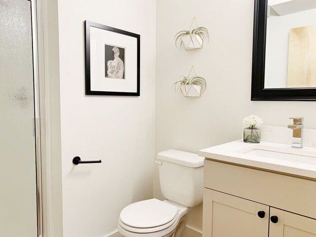 Building Photo - Luxury top floor 2bd in the heart of Sellw...