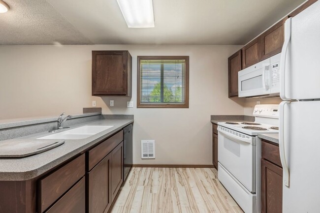 Building Photo - 2 bed 1 bath apartment (4plex building)