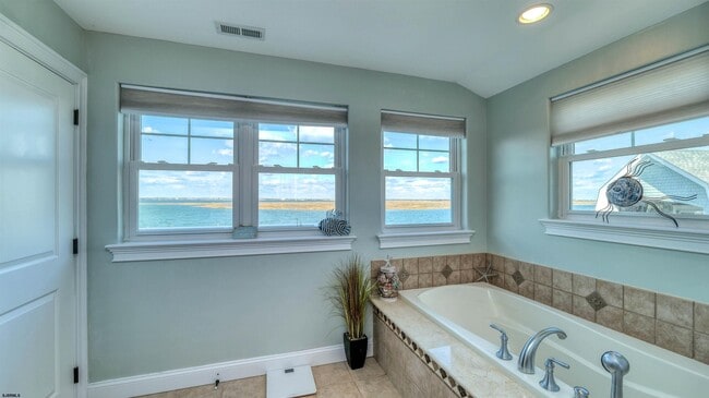 Building Photo - 909 N Cambridge Ave