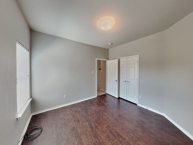 Building Photo - READY NOW! Captivating home on a cul-de-sa...