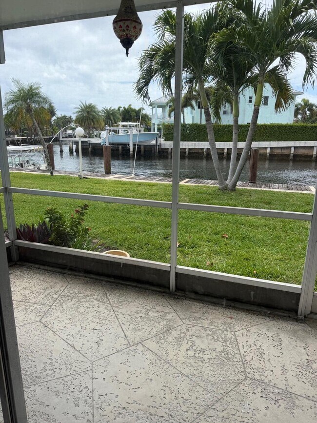 Building Photo - 1100 Pine Dr