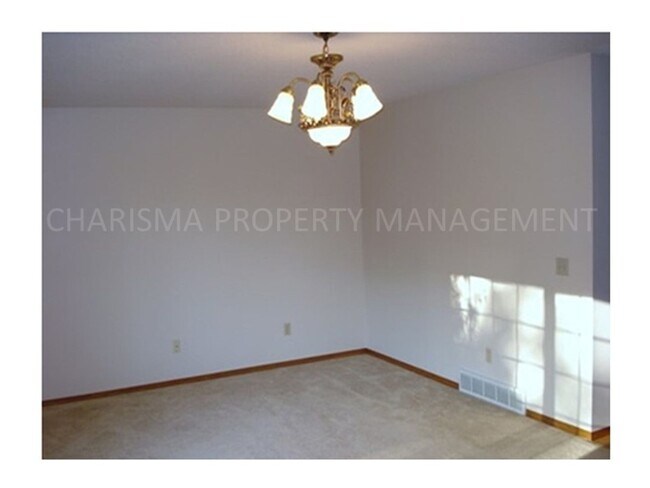 Building Photo - 4 BEDROOM, 2 BATH HOME IN EAST SIOUX FALLS! DOUBLE ATTACHED GARAGE! FENCED IN BACKYARD!