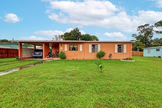 Building Photo - 141 SE Serenata Ct