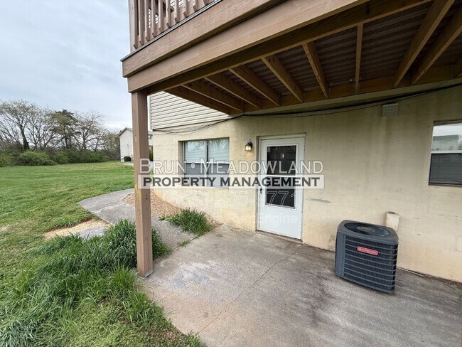 Building Photo - 1921 Meadowland Ln