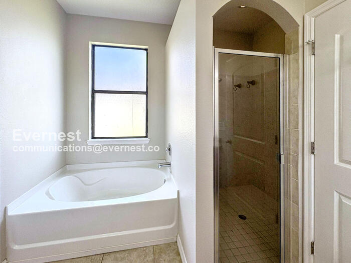 Building Photo - 2318 Sebago Dr