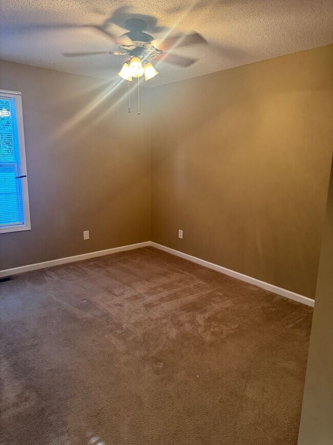 Building Photo - Charming one level home in a wonderful Bri...